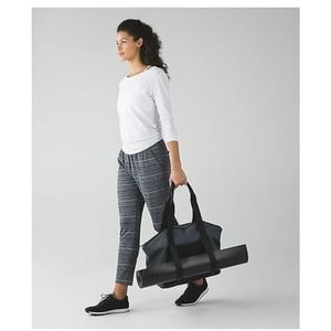 Lululemon Free to be bag black